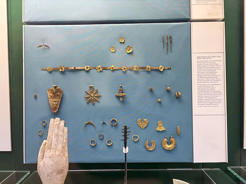 عرضٌ لقطع أثرية من تل العجول في غزة الحديثة، والتي تشير إليها ملاحظات دليل المتحف بالاسم القديم للمنطقة وهو كنعان الجنوبية.