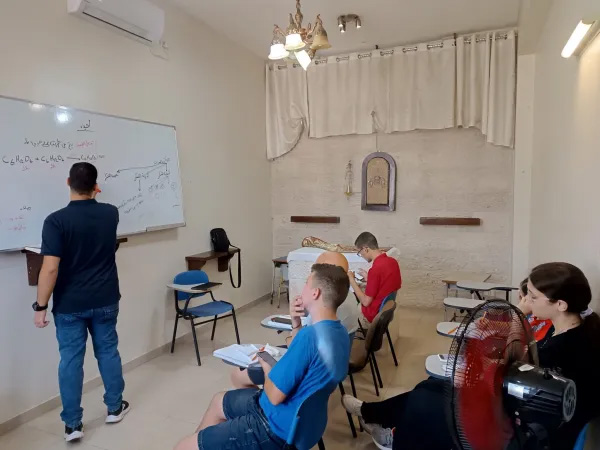 دروس مراجعة الرياضيات في منزل راهبات الكلمة المتجسد، داخل مجمع رعية العائلة المقدسة للاتين.
